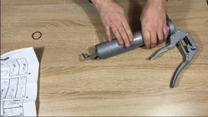 Обзор немецкого смазочного шприца для работы одной рукой