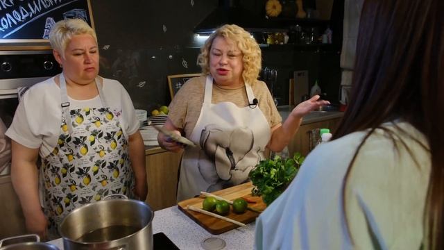 КАК ИЗВЕСТНЫЕ "ДУШНИЛЫ" ТОМ ЯМ ГОТОВИЛИ// Мастер-класс Паназиатской кухни// Открой холодильник смотреть онлайн