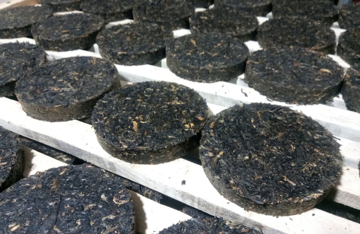 2021 Чайный блин от "Русского Севера": прессовка китайского чая шен-пуэра в круглые блины 96 мм. смотреть онлайн