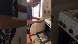 БЕЗУМНЫЙ ПАША ПРИГОТОВИЛ КАРТОШКУ С КУРИЦЕЙ И ГРИБАМИ НО ИРИШКА ЧИКИ ПИКИ НЕ ДАЕТ ЖРАТЬ ЗА ЕЕ ДЕНЬГ