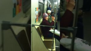 Сумасшедшая бабка в метро