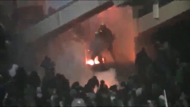 Футбол в Греции прервали из-за драк на трибунах смотреть онлайн