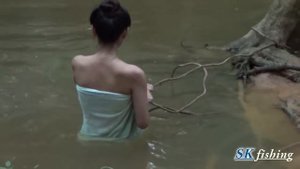 Удивительная красивая девушка купается и ищет улиток вдоль реки-Girl catch Frogsnull