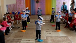 Танец Морячков с корабликами (песня А. Чугайкиной)