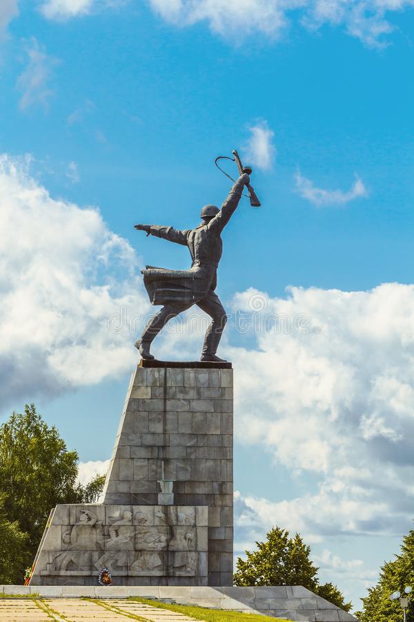 Памятник сканворд 7. Монумент героям битвы под Москвой в Яхроме. Перемиловская высота Дмитров. Яхрома монумент героям. Яхрома памятник героям битвы под Москвой.