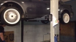 На вывешенной машине колесики крутятся все