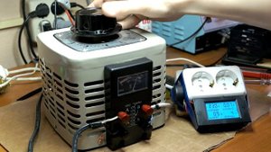 Китайский РосТест ЛАТР и индикатор мощности и напряжения.