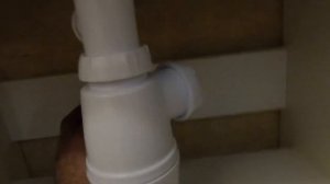 Установка тумбочки с раковиной в ванной комнате