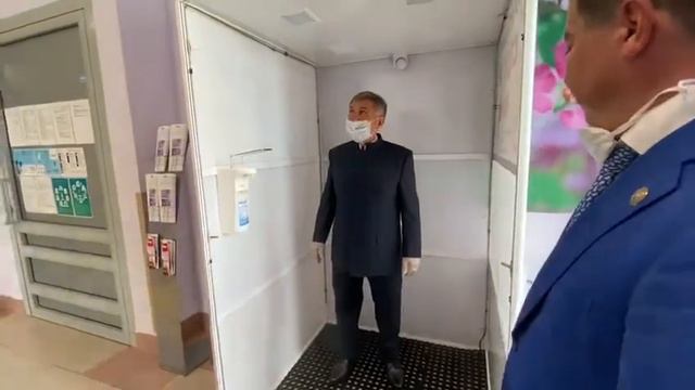 Президент Татарстана побывал в дезинфекционной кабине смотреть онлайн