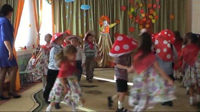 ДОЖДИК КАПАЕТ ПО ЛУЖАМ КАП КАП КАП / Песни про осень смотреть онлайн