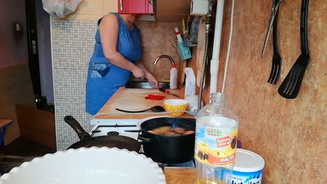#буднимамы#мамаНаташа# Что у меня в холодильнике) внучка в гостях.. Пеку блины, мугбанг с блинами..