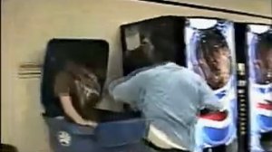 Решил напугать боксера