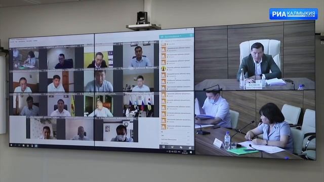 Глава Калмыкии Бату Хасиков провёл рабочее совещание смотреть онлайн