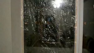 Утепление окна энергосберегающей пленкой.