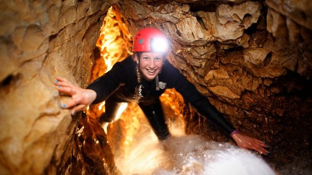 The underground glories of Waitomo - Roadside Stories смотреть онлайн
