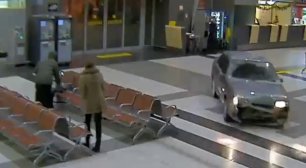 Упоротый следователь катается в аэропорту Казани
