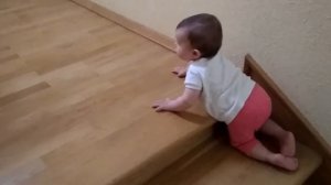 РЕБЕНОК ПОДНИМАЕТСЯ ПО СТУПЕНЬКАМ  В 8 МЕСЯЦЕВ. THE CHILD RISES UP STEPS