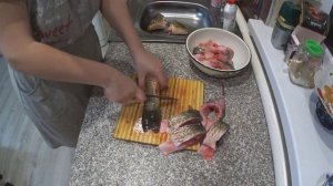 Рыбу режем