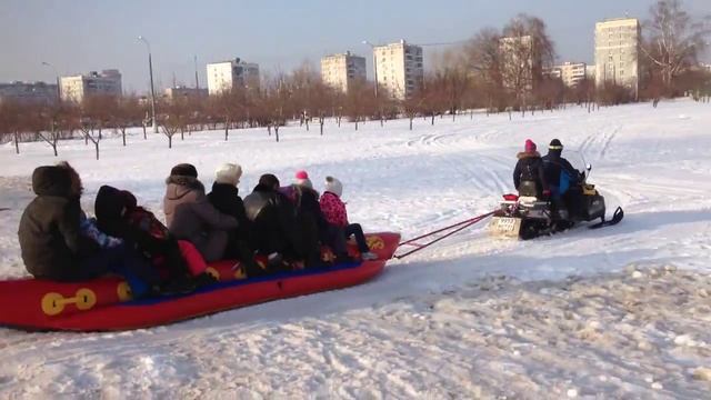 Катание Зимой детей на зимнем Банане за снегоходом смотреть онлайн