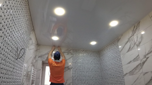 ✅Как сделать натяжной потолок одному в ванной | БЫСТРО И ЛЕГКО