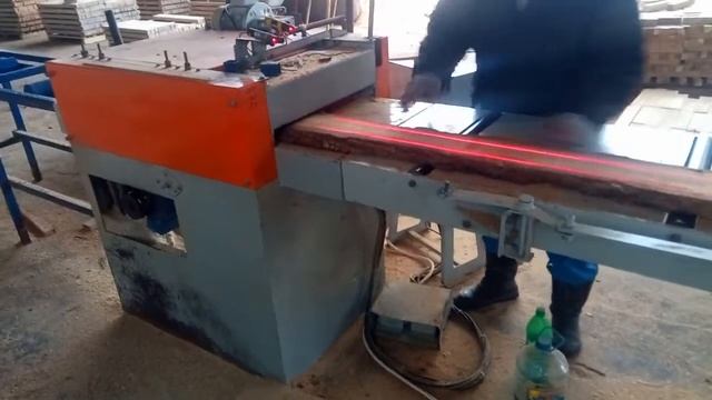 Распиловка заготовки на мебельный щит из необрезной доски на кромкообрезном станке Алтайтехмаш смотреть онлайн