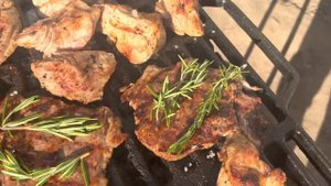 Чугунная решетка гриль в действии