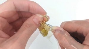 Мастер - класс: собираем серьги "виноград" с резными и гранеными бусинами опала