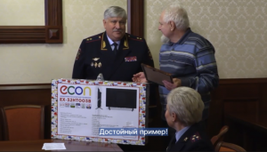 Глава подмосковной полиции встретился с мужчиной, задержавшим грабителя в Щелково