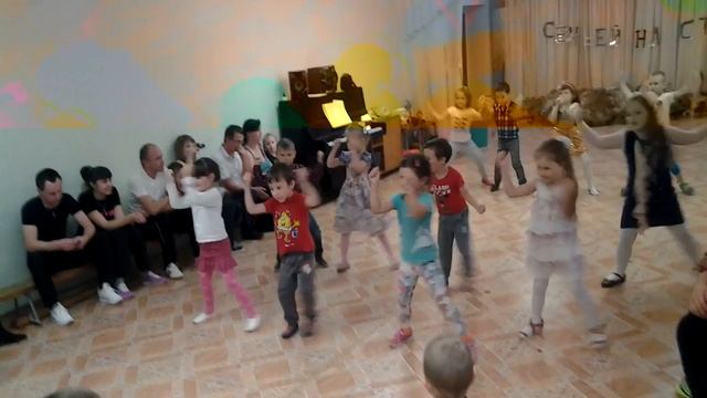 Племянник танцует в саду смотреть онлайн