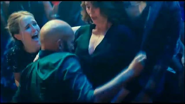 на вечеринке у парня его дочери(филльм Почему Он?) смотреть онлайн