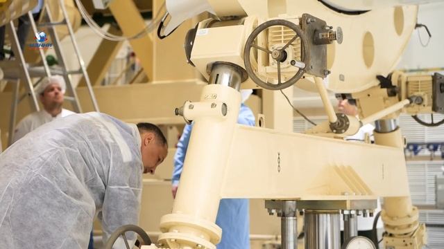 На Восточном продолжается подготовка к запуску спутника «Скиф-Д»: накатка головного обтекателя смотреть онлайн