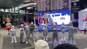 Ансамбль Семицветик с песней встречает Главного волшебника страны - Деда Мороза!!!