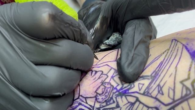 1. Контур в татуировке. Как я делаю контур. Процесс с объяснениями [Tattoo Training] смотреть онлайн