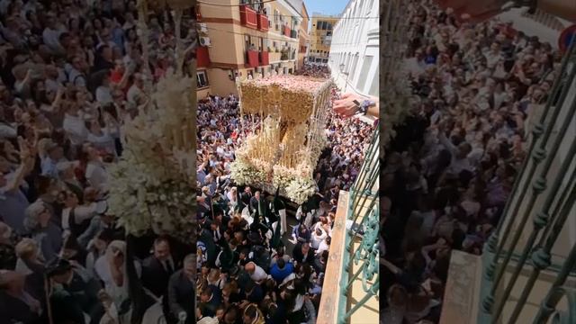 La Esperanza de Triana en calle Rodrigo de Triana. Madrugá Sevilla 2022.