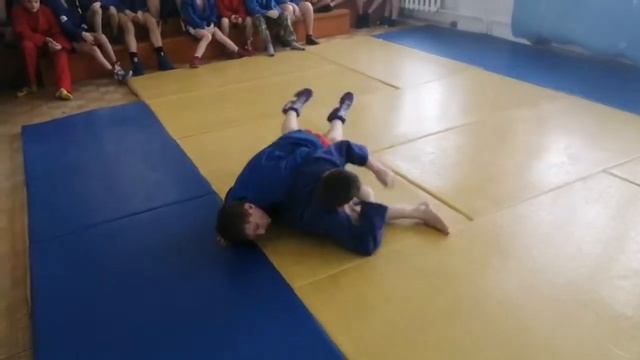 Видео от клуба единоборств "ВОИН" Кострома. Соревнования по Боевому Самбо. Березин Евстафьев. смотреть онлайн