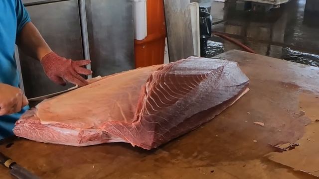 500KG giant bluefin tuna cutting for Sashimi смотреть онлайн