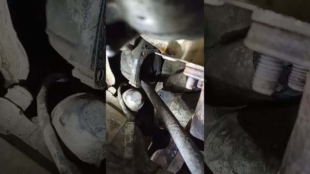 Откручиваем гайку коленвала Нивы