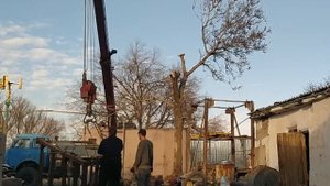 Ветрогенератор на 15 киловатт  , вертикальный , начало . Монтаж опоры.