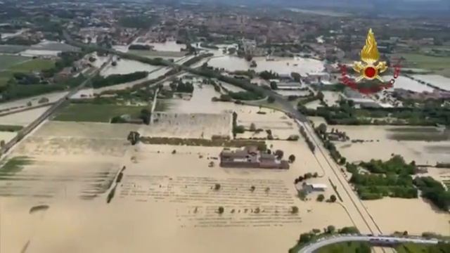 Наводнение в северной Италии не ослабевает