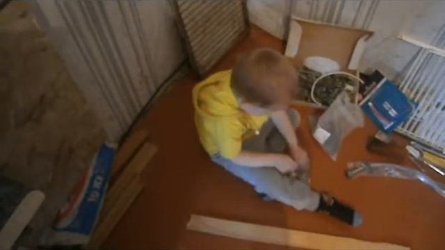 Ребёнок делает ремонт
