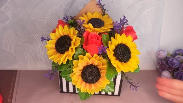 Композиция из мыла в конверте с подсолнухами  и розами,Мыловарение,цветы из мыла.soap,мыльные цветы