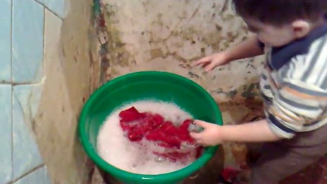 мальчик стирает рубашку смотреть онлайн