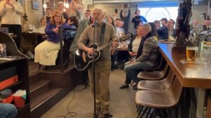 Александр Розенбаум на 20-летии открытия первой пивной "Толстый Фраер" в Санкт-Петербурге.