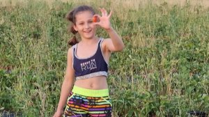 Как Вероника собирала клубнику!