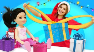 Маленькая Барби ищет подарок под ёлкой! Смешные видео для девочек про Новый год