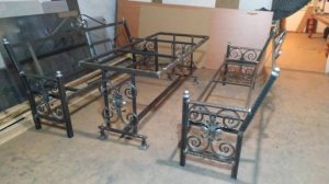 Шикарный  кованый дворовый комплект скомейки и стол