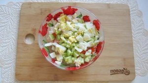 Салат с горошком яйцами и колбасой