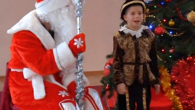 Кирилл выступает перед ДЕДОМ Морозом смотреть онлайн