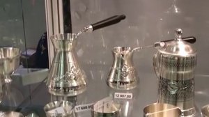 Столовое серебро и фарфор - очень красивый подарок