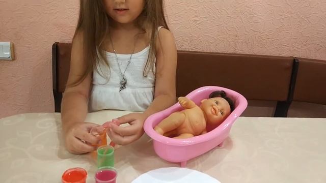 Пупсик купается в слизи, играем с Лизунами смотреть онлайн